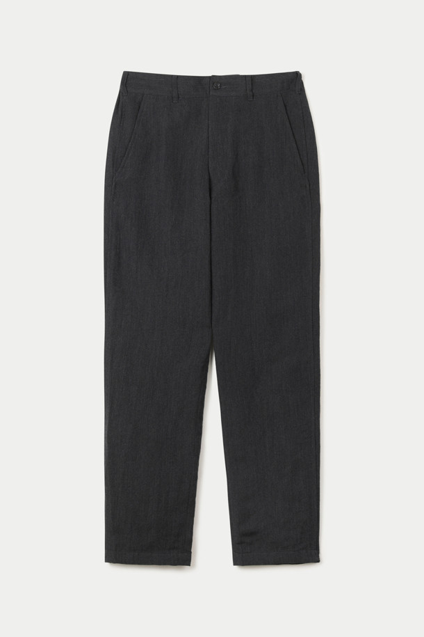 SAGE DE CRET (세이지 드 크레) 울/린넨 Serge 테이퍼드 팬츠는 남성용 바지로, 봄과 가을에 착용하기 적합합니다. 블랙, 차콜 컬러로 출시되었으며, 우아하고 모던하며 클래식한 스타일을 연출합니다. 울과 린넨 혼방 소재로 제작되어 부드러운 촉감을 자랑하며, 얇은 두께감으로 편안한 착용감을 선사합니다. 하이라이즈 디자인에 뒷밴딩 처리, 무릎 부분 안감 처리가 되어있으며, 텀블링 가공을 통해 자연스러운 광택을 더했습니다. 오피스룩, 비즈니스 캐주얼, 모임룩 등 다양한 TPO에 매치하여 클래식하고 미니멀하며 시크한 스타일을 완성해보세요.
