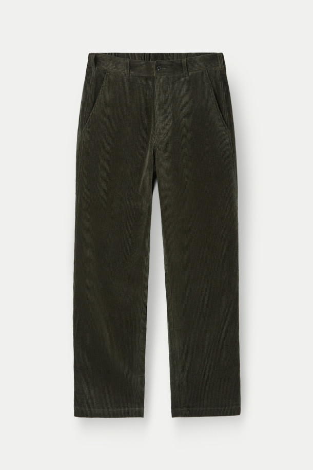 SAGE DE CRET(사지 드 크레) 코듀로이 페그탑 팬츠는 가을과 겨울에 어울리는 남성용 코듀로이 바지입니다. 빈티지하면서도 아방가르드한 스타일을 연출하며, 올리브 색상의 무지 디자인이 특징입니다. 7골 코듀로이 소재로 제작되어 부드러운 촉감을 선사하며, 하이라이즈 실루엣과 오버핏, 루즈핏으로 편안한 착용감을 제공합니다. 텀블 가공과 가먼트 워싱 처리로 자연스러운 멋을 더했으며, 뒷밴딩으로 활동성을 높였습니다. 겨울 데일리룩, 산책룩, 동네 마실룩 등 다양한 TPO에 클래식, 캐주얼, 워크웨어 스타일로 활용하기 좋습니다. 
