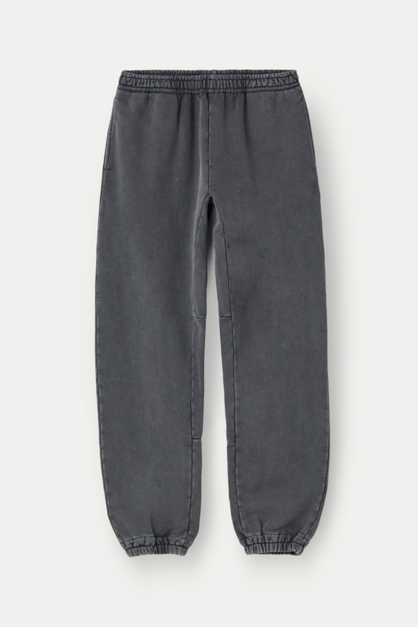 NANGA(난가) 헤이븐 스웻 팬츠는 빈티지 스타일의 루즈핏 스웻 팬츠입니다. 그레이 컬러의 무지 디자인으로, 집콕룩이나 산책, 가벼운 외출 시 캐주얼하고 미니멀한 스타일을 연출하기 좋습니다. 면 소재로 제작되어 편안한 착용감을 선사하며, 밴딩 처리로 활동성을 높였습니다. 피그먼트 염색 기법으로 은은한 멋을 더했으며, SVTAW25802GYX 모델과 셋업으로도 활용 가능합니다. 세탁 시에는 변색을 방지하기 위해 단독 세탁을 권장합니다.
