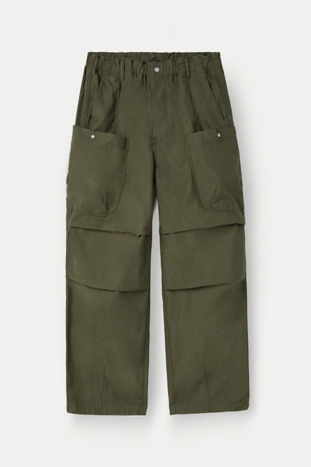 **낸가(NANGA) 백 사틴 이지 카고 팬츠**는 릴랙스 핏으로 편안한 착용감을 선사합니다. 부드러운 촉감의 백 사틴 면 소재에 바이오 워싱 가공을 더해 자연스러운 멋을 살렸습니다. 허리 스트링과 밴딩 처리로 활동성을 높였으며, 무릎 다트 디자인으로 편안함을 더했습니다. 카키와 올리브 두 가지 색상으로 출시되었으며, 캐주얼, 미니멀, 워크웨어 스타일을 연출하기 좋습니다. 사이드 및 카고 포켓, 자수 로고 디테일로 실용성과 디자인을 모두 갖춘 카고 팬츠입니다.
