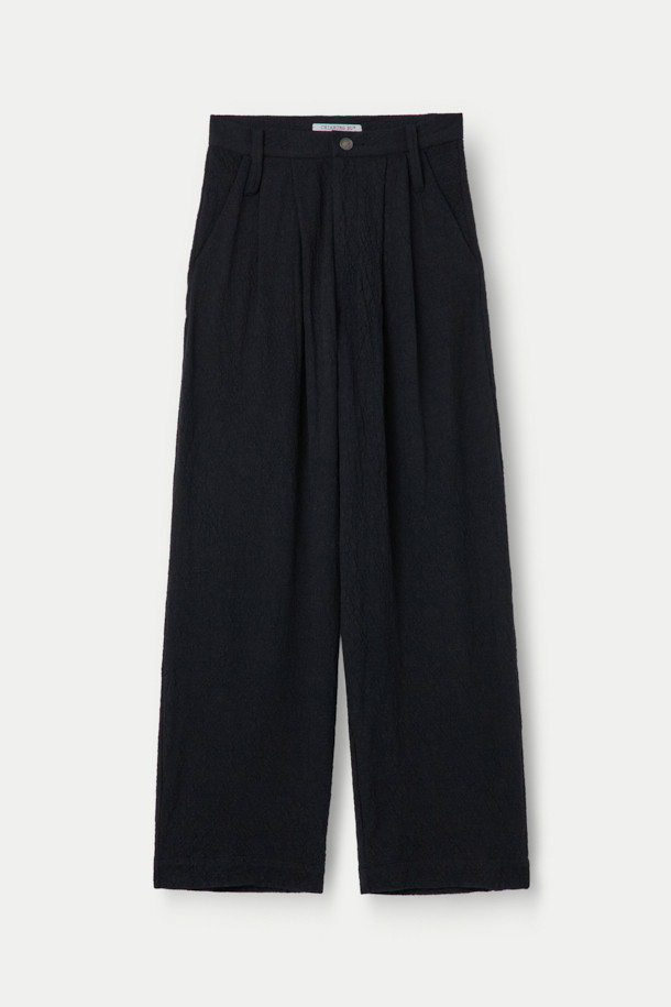 CHIAHUNG SU (치아홍 수) 핸드 우븐 & 다이드 와이드 하렘 트라우저를 소개합니다. 유기농 알파카 100% 소재로 제작되어 부드러운 착용감을 선사하며, 핸드 우븐 방식으로 섬세하게 짜여진 수공 니트 원단이 특징입니다. 다잉 기법으로 은은한 멋을 더했고, 자연스러운 주름 디테일이 우아한 분위기를 연출합니다. 와이드핏과 롱 기장으로 편안하면서도 세련된 스타일을 완성하며, 데이트룩, 모임룩, 비즈니스 캐주얼 등 다양한 TPO에 활용할 수 있습니다. 클래식, 미니멀, 시크 스타일을 즐기는 분들께 추천합니다.
