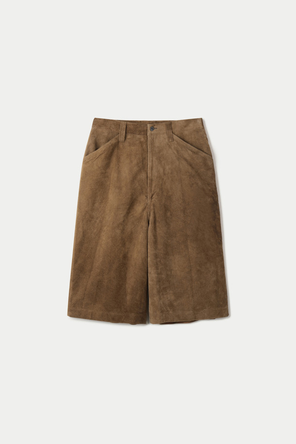 A 레더 카펜터 크롭 팬츠는 부드러운 소가죽 소재로 제작되어 편안한 착용감을 선사합니다. 워크웨어 스타일을 기반으로, 히메지 가공 가죽을 사용하여 고급스러운 질감을 더했습니다. 아시아 익스클루시브 리미티드 에디션으로 특별함을 더하며, 와이드 핏과 크롭 기장으로 트렌디한 스타일을 연출합니다. 데이트룩, 쇼핑룩 등 다양한 TPO에 클래식하고 미니멀한 무드를 더하여 활용하기 좋습니다.
