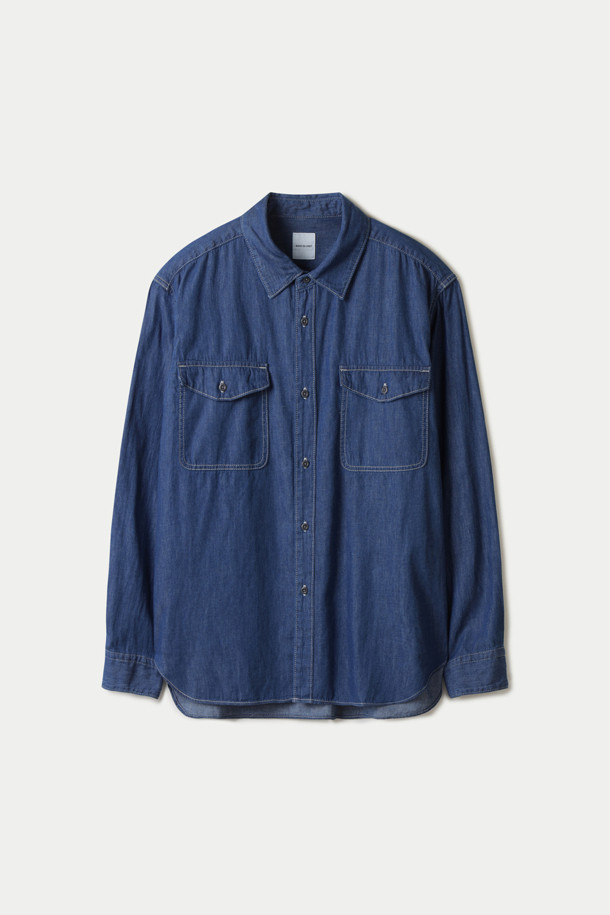 SAGE DE CRET(세이지 드 크레) 5OZ 언이븐 얀 데님 워크 셔츠는 빈티지 무드를 자아내는 남성용 데님 워크 셔츠입니다. 인디고 컬러의 데님 소재에 릴랙스핏과 오버핏으로 편안한 착용감을 제공하며, 사계절 활용 가능한 실용적인 아이템입니다. 더블 포켓 디자인과 더블 니들 스티치 디테일, 그리고 특수 워싱 가공을 통해 자연스러운 페이드와 셔링 효과를 연출했습니다. 캐주얼, 클래식, 워크웨어 스타일을 모두 소화하며, 동네 마실룩, 데이트룩 등 다양한 TPO에 활용하기 좋습니다. 얇은 두께감과 부드러운 촉감으로 편안하게 즐겨 입을 수 있습니다.
