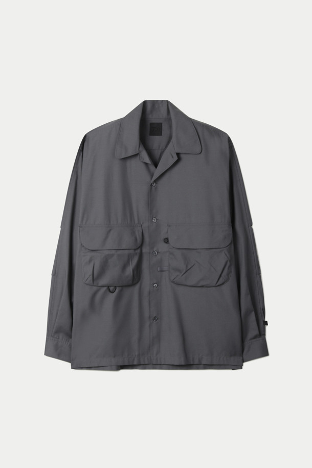 다이와 피어 39 테크 스포츠 오픈 칼라 셔츠는 남성용 오픈 칼라 셔츠입니다. 봄, 여름 시즌에 적합하며, 그레이 컬러의 무지 디자인으로 스포티하고 밀리터리한 스타일을 연출합니다. 루즈 핏에 얇은 두께감과 부드러운 촉감의 폴리에스테르 소재로 제작되어 통기성과 흡습성이 뛰어납니다. 

여행룩과 휴가룩에 어울리며, 미니멀하고 워크웨어적인 느낌을 더합니다. 멀티 포켓 디자인, 선글라스 홀더, 곡선형 플랩 포켓, 내부 좌우 비대칭 포켓 구성 등 실용적인 디테일이 돋보입니다.
