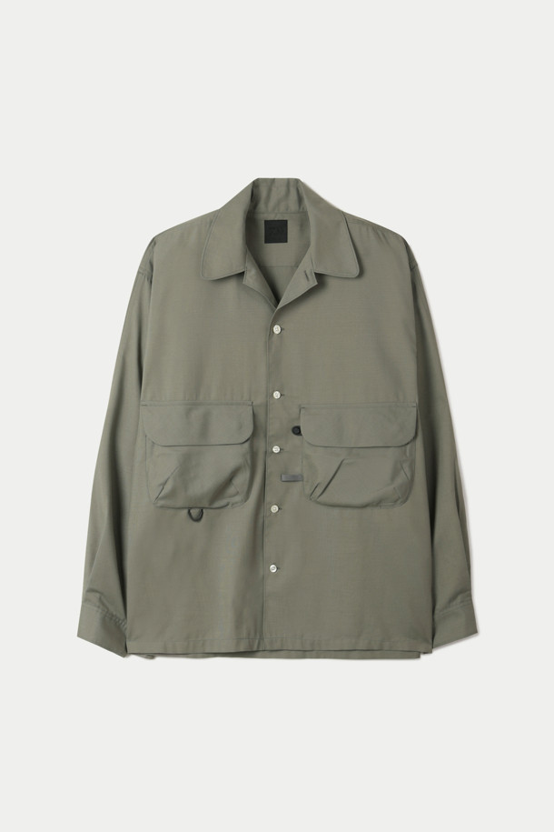 다이와 피어 39 테크 스포츠 오픈 칼라 셔츠는 남성용 셔츠로, 밀리터리 및 스포티 스타일을 결합했습니다. 봄, 여름 시즌에 적합하며, 카키 및 올리브 두 가지 색상으로 제공됩니다. 루즈핏의 긴소매 셔츠로, 오픈 칼라 디자인과 얇고 부드러운 폴리에스테르 소재가 특징입니다. 통기성과 흡습 기능이 있어 활동적인 날에도 쾌적함을 유지하며, 곡선형 플랩 포켓, 멀티 포켓, 선글라스 홀더 등의 디테일이 실용성을 더합니다. 여행, 휴가, 캠핑 등 다양한 상황에서 캐주얼, 스포티, 워크웨어 스타일을 연출할 수 있습니다.
