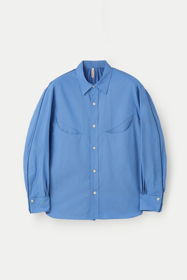 MIDTHINGS(미드띵스) 셔츠는 부드러운 촉감의 오가닉 코튼 소재로 제작되어 편안한 착용감을 선사합니다. 블루 컬러의 무지 디자인에, 반소매 크롭 기장으로 시원하고 미니멀한 스타일을 연출합니다. 루즈핏 실루엣과 초승달 모티브 포켓, 랜덤 스티치 디테일이 돋보이며, 데이트룩과 여행룩, 캐주얼 및 클래식 스타일 모두에 잘 어울립니다. 봄, 여름 시즌에 활용하기 좋은 얇은 두께의 셔츠입니다.
