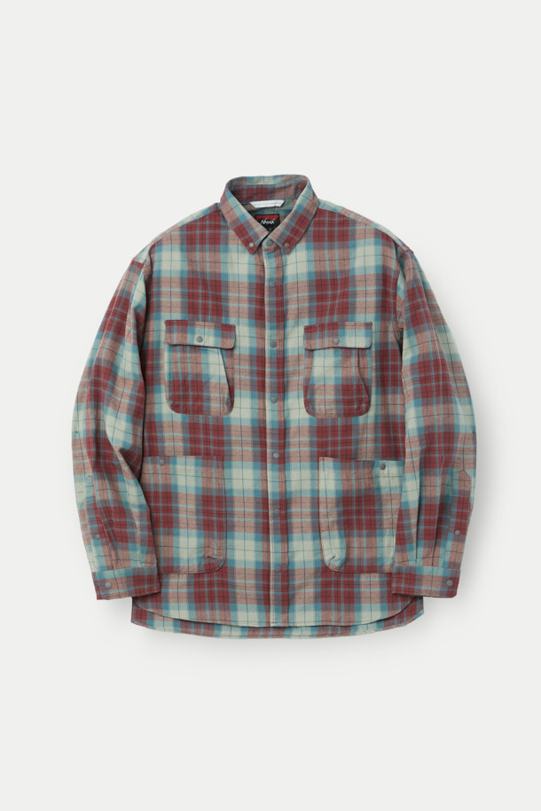 **NANGA (난가) 페이드 타탄 체크 캠프 셔츠**는 남성을 위한 캐주얼 스타일의 캠프 셔츠입니다. 봄, 가을에 적합하며, 중간 두께감으로 제작되었습니다. 레드와 민트 두 가지 색상으로 제공되며, 일상 및 캠핑 활동에 적합합니다. 면과 폴리에스터 혼방 소재로 제작되었으며, 레귤러 핏과 긴 소매 기장을 갖추었습니다. 가슴 포켓 2개, 허리 포켓 2개와 자수 로고 디테일이 있으며, 스냅 버튼 여밈 방식으로 편의성을 더했습니다.
