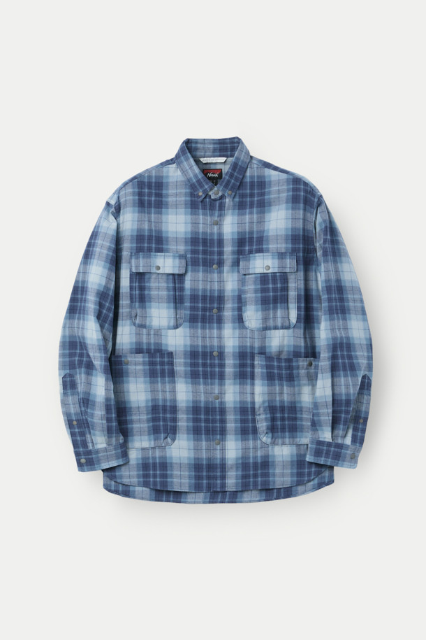 NANGA(난가) 페이드 타탄 체크 캠프 셔츠는 남성용 상의입니다. 봄, 가을에 어울리는 레귤러 핏의 캐주얼 셔츠로, 일상과 캠핑 모두 소화 가능한 활용성을 자랑합니다. 블루 컬러의 면, 폴리에스터 혼방 소재로 제작되었으며, 적당한 두께감과 부드러운 촉감을 제공합니다. 체크 패턴과 긴 소매, 버튼다운 네크라인, 스냅 버튼 여밈 방식이 특징이며, 가슴과 허리 부분에 4개의 포켓, 왼쪽 엉덩이 포켓의 자수 로고, 페이드 워싱 처리가 돋보입니다. 캠핑룩, 여행룩, 캐주얼, 클래식, 미니멀 스타일을 즐기는 분들께 추천합니다.
