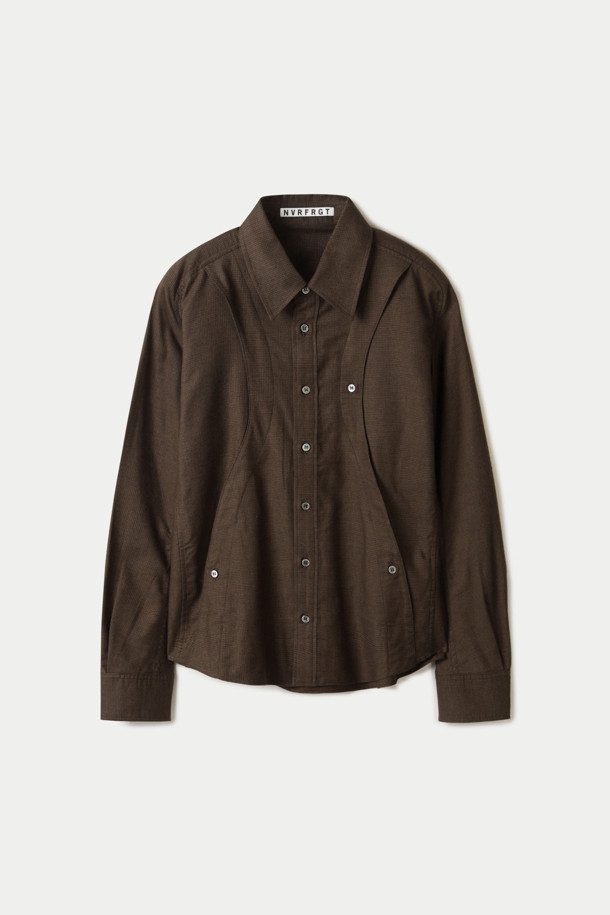 NVRFRGT(엔브이알에프알지티) 플레이드 롱 슬리브 셔츠는 가을, 겨울 시즌에 어울리는 미니멀 스타일의 셔츠입니다. 부드러운 코튼과 텐셀 혼방 소재로 제작되어 편안한 착용감을 선사하며, 브라운 컬러의 체크 패턴으로 포인트를 더했습니다. 변형 스플릿 래글런 슬리브와 프론트 패널 안쪽 3개의 포켓, 소매 버튼 조절 기능, 천연 자개 단추, 미세 기모 처리 등 섬세한 디테일이 돋보입니다. 가을 나들이룩이나 겨울 데일리룩에 클래식하고 캐주얼하게 매치하기 좋은 아이템입니다.
