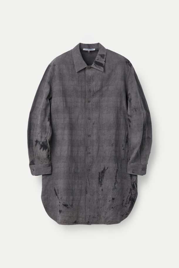 CHIAHUNG SU (치아훙 수) 핸드 우븐 다이드 일롱게이티드 셔츠는 봄, 여름 시즌에 어울리는 롱 기장의 셔츠입니다. 오가닉 린넨 100% 소재로 제작되어 얇고 시원하며, 루즈핏으로 편안한 착용감을 선사합니다. 차이나 칼라와 긴 소매가 특징이며, 핸드위빙 기법과 핸드다잉 기법으로 섬세하게 제작되었습니다. 석류껍질과 블러드 우드 나무껍질을 사용한 타이다이 염색과 아타야족의 전통 직조 기술이 돋보이는 모던하고 미니멀한 디자인의 제품입니다. 여행룩, 휴가룩, 리조트룩 등 다양한 TPO에 에스닉하고 클래식한 스타일을 더해줍니다.
