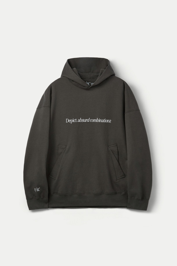 F/CE (에프씨이) 히든 아이덴티티 BY M.ENOMOTO 후디는 빈티지 무드의 프린트 가공이 돋보이는 후드티셔츠입니다. 재활용 면 소재를 사용하여 편안한 착용감을 제공하며, 안감에는 메쉬 원단을 덧대어 통기성을 높였습니다. 오버핏과 드롭숄더 디자인으로 스트릿, 캐주얼 스타일을 연출하기 좋으며, 가을, 겨울철 데일리룩, 집콕룩, 산책룩에 활용하기 좋습니다. 블랙 컬러의 긴소매 후디로 다양한 스타일링에 활용할 수 있습니다.
