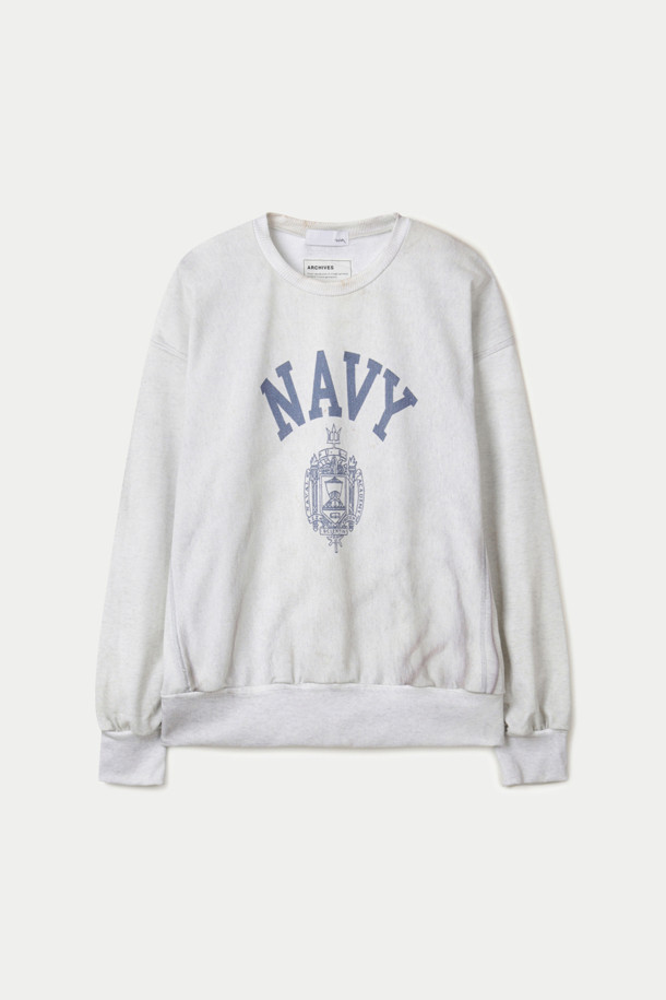 TOLQ(톨크) 트롱프뢰유 스웻 셔츠는 빈티지하고 캐주얼한 스타일을 추구하는 남성 고객을 위한 상의입니다. 1980년대 미 해군 스웨트셔츠를 복각하여 리버스 위브 스타일과 빈티지 스웨트의 리브 구조를 재현했으며, 두꺼운 두께감과 부드러운 플리스 안감으로 따뜻한 착용감을 제공합니다. 화이트와 블루 두 가지 색상으로 출시되었으며, 루즈핏의 라운드넥 디자인으로 편안하게 착용 가능합니다. 승화 프린트 방식으로 표현된 독특한 패턴과 로고 디테일이 돋보이며, "동네 마실룩", "집콕룩", "겨울 데일리룩" 등 다양한 TPO에 활용하기 좋습니다.
