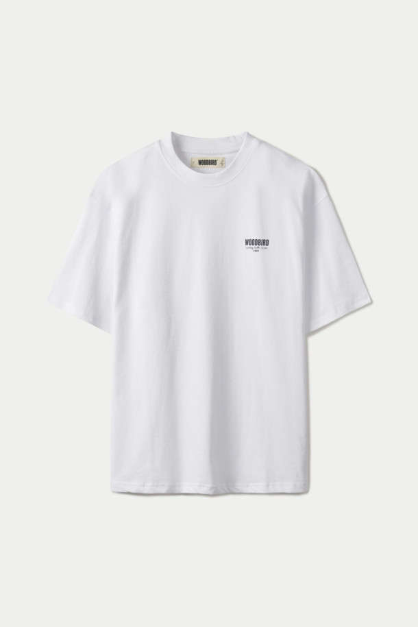 우드버드 빔 포(Beam Pho) 티셔츠는 미니멀하고 베이직한 스타일의 반소매 티셔츠입니다. 부드러운 촉감의 오가닉 코튼 100% 소재로 제작되어 편안한 착용감을 선사합니다. 가슴 부분에는 브랜드 로고가, 등판에는 그래픽 프린트가 포인트로 디자인되었습니다. 루즈핏 라운드넥으로, 봄, 여름 시즌 동네 마실룩이나 여행룩에 활용하기 좋습니다. 친환경 소재를 사용하여 제작된 제품입니다.
