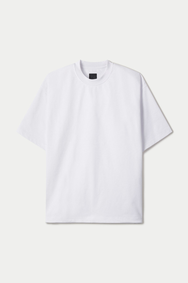 **다이와 피어 39 테크 드로우스트링 티셔츠**는 봄, 여름 시즌 일상에서 편안하게 착용하기 좋은 남녀 공용 반소매 티셔츠입니다. 클래식, 미니멀, 캐주얼 스타일을 아우르며, 동네 마실룩과 산책룩에 적합합니다. 드라이한 촉감의 폴리에스테르 소재로 제작되었으며, 밀도 높은 조직과 탄탄한 형태 유지가 특징입니다. 라운드넥 디자인에 드로우스트링 밑단 디테일로 포인트를 더했으며, 플레이팅 가공을 통해 깔끔한 핏을 선사합니다. 무지 디자인의 화이트 컬러로 다양한 스타일에 매치하기 용이합니다.
