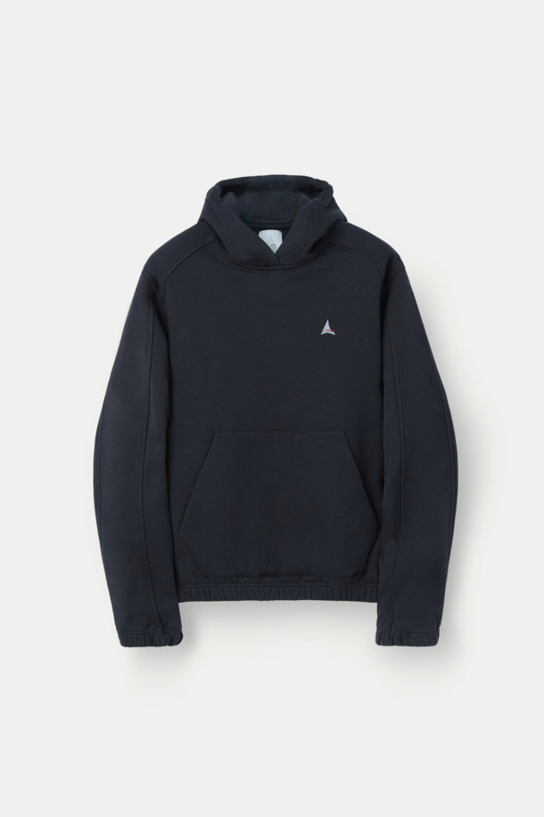 ROA 로고 490gsm 후디는 490gsm 헤비 프렌치 테리 오가닉 코튼 소재로 제작되어 넉넉한 두께감과 부드러운 촉감을 선사합니다. 가슴 부분에는 ROA 자수 로고가 돋보이며, 루즈핏 디자인과 크롭 기장으로 미니멀하고 트렌디한 스타일을 연출합니다. 소매 끝과 밑단 밴딩 마감으로 활동성을 더했으며, 가을, 겨울철 일상복으로 활용하기 좋습니다. 시티보이룩, 캐주얼룩, 집콕룩 등 다양한 TPO에 매치하여 개성 있는 스타일을 완성해보세요.
