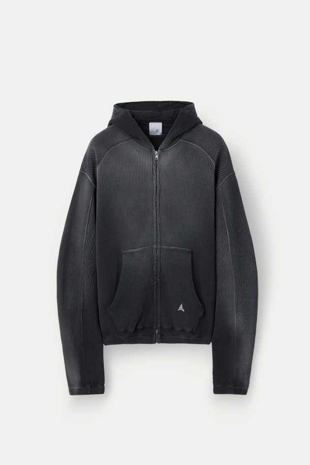 ROA 비 썬 페이디드 와플 집업 후디는 캐주얼, 스포티, 미니멀 스타일을 모두 아우르는 공용 후드 집업입니다. 봄, 가을에 적합하며, 두꺼운 져지 소재로 제작되어 넉넉한 핏과 편안한 착용감을 선사합니다. 와플 패턴, 블랙 컬러가 특징이며, 크롭 기장과 밑단/소매 밴딩, 포켓, 자수 로고 디테일이 돋보입니다. 산책, 집콕, 캠핑 등 다양한 TPO에 레이어링하여 활용하기 좋습니다.
