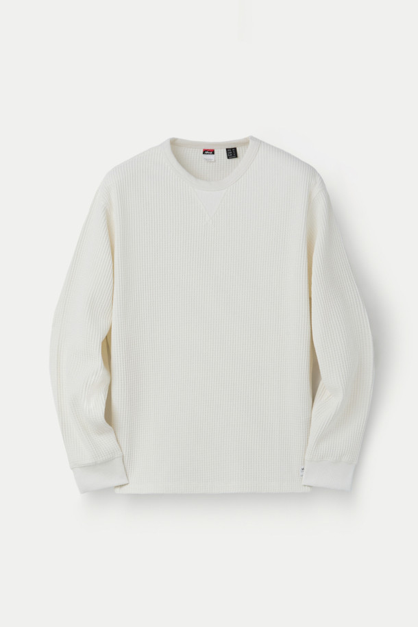 NANGA (난가) 에코 하이브리드 와플 롱슬리브는 재활용 면사를 사용하여 제작된 에코 프렌들리 티셔츠입니다. GRS 인증을 받은 이 티셔츠는 통기성이 뛰어나 여름철에도 쾌적하게 착용할 수 있습니다. 베이직하고 캐주얼한 스타일로 산책룩, 집콕룩 등 다양한 TPO에 활용 가능하며, 레귤러 핏과 얇은 두께로 편안한 착용감을 제공합니다. 립 처리된 넥 라인과 바인딩 마감, Tyvek® 라벨 디테일이 돋보이며, 미니멀, 클래식 스타일을 선호하는 분들께 추천합니다. 와플 패턴의 화이트 컬러 긴소매 티셔츠입니다.
