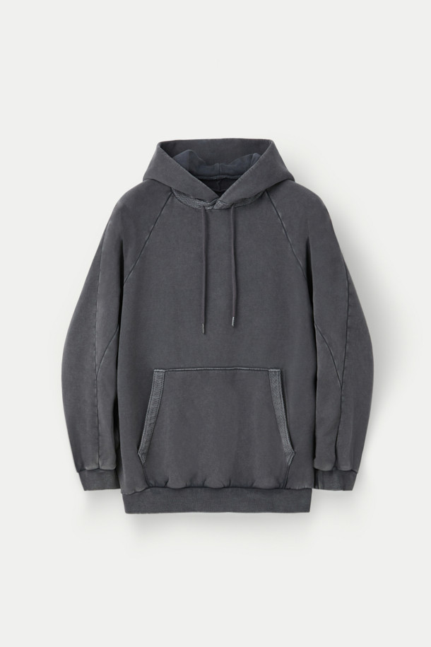 NANGA(난가) 헤이븐 스웻 후디는 가을, 겨울철 일상에서 캐주얼하고 베이직한 스타일로 활용하기 좋은 스웻 후디입니다. 부드러운 촉감의 면과 기모 소재를 사용하여 따뜻하고 편안한 착용감을 제공하며, 루즈핏으로 제작되어 편안한 활동성을 보장합니다. 피그먼트 염색 기법으로 은은한 색감을 표현하고, 구조적인 패널 디자인과 래글런 소매 디테일로 디자인 완성도를 높였습니다. 캠핑룩, 집콕룩 등 다양한 TPO에 활용 가능하며, 무지 디자인과 그레이 컬러로 미니멀, 클래식한 스타일을 연출하기 좋습니다. 단독 세탁을 권장하며, 이염에 주의하여 관리해야 합니다.
