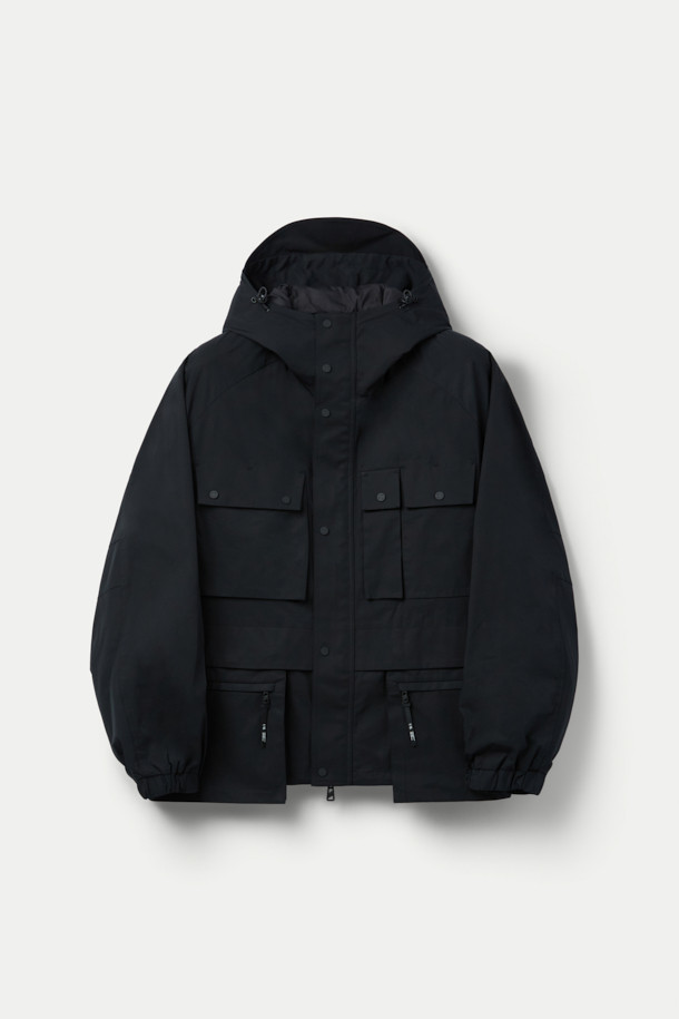 F/CE (에프씨이) MODULAR INTEGRATED 재킷은 봄, 가을 시즌에 활용하기 좋은 블랙 컬러의 여성 및 남성 공용 자켓입니다. 루즈핏으로 편안한 착용감을 선사하며, 드라이한 터치감의 폴리에스테르 소재로 제작되어 부드러운 촉감을 느낄 수 있습니다. 발수 기능과 신축성, 탄성이 더해져 활동성을 높였으며, 자카드 벨트 내장, 사코슈 타입 변형, 분리형 포켓 등 실용적인 디테일을 갖추었습니다. 일상, 여행, 산책 등 다양한 TPO에 스포티, 미니멀, 캐주얼 스타일로 연출하기 좋습니다. 집업 방식으로 간편하게 착용할 수 있는 크롭 기장의 긴소매 자켓입니다.
