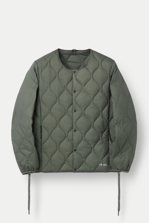 F/CE X TAION(에프씨이 X 테이온) 패커블 이너 덕 다운 재킷은 겨울철 일상룩과 여행, 캠핑룩에 적합한 남녀 공용 아우터입니다. 미니멀하고 캐주얼한 스타일을 연출하며, 퀄팅 패턴과 크롭 기장이 특징입니다. 800 필파워 화이트 덕다운 충전재와 발수 처리, 생활 방수 기능을 갖춰 보온성을 높였습니다. 
버튼 여밈 방식이며, 부드러운 촉감의 나일론 소재와 긴 소매 기장으로 제작되었습니다. 보관용 파우치가 포함되어 휴대 및 보관이 용이합니다.
카키와 올리브 두 가지 색상으로 출시되었습니다.
