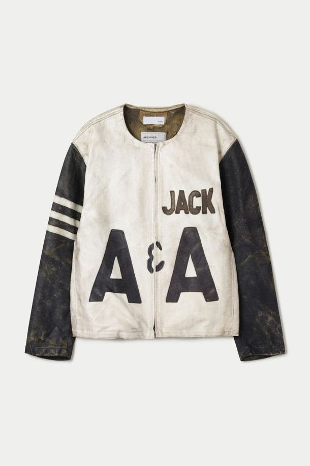 TOLQ(톨크) 트롱프뢰유 라이더 재킷은 빈티지하고 캐주얼한 스타일을 추구하는 당신을 위한 아우터입니다. 화이트와 블랙 두 가지 색상으로 출시되었으며, 봄, 가을에 데이트룩, 쇼핑룩 등 다양한 TPO에 활용하기 좋습니다. 폴리에스테르 소재로 제작되어 편안한 착용감을 선사하며, 릴랙스 핏으로 활동성을 높였습니다. 트롱프뢰유 기법을 사용하여 독특한 시각적 효과를 연출하며, 빈티지 프린팅, 타공 및 은박 몰드 가공, 인젝션 프린트, 자수 디테일로 디자인의 완성도를 높였습니다. 긴 소매와 집업 여밈 방식으로, 미니멀한 스타일을 선호하는 분들께도 훌륭한 선택이 될 것입니다.
