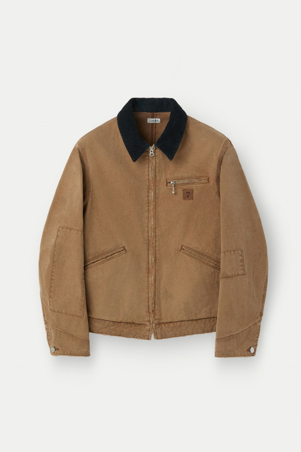 JIEDA 덕 데미지 집 자켓은 빈티지하면서도 캐주얼한 스타일을 연출하는 남녀 공용 아우터입니다. 브라운 컬러의 면, 코듀로이, 가죽 혼방 소재로 제작되어 가을, 겨울 시즌에 따뜻하게 착용할 수 있습니다. 워싱 가공과 데미지 디테일이 돋보이며, 크롭 기장의 레귤러핏으로 트렌디함을 더했습니다. 집업 형식으로 간편하게 착용 가능하며, 지퍼 포켓, 핸드 포켓, 소매 버튼 조절, 가죽 패치 포인트 등 실용적인 디테일이 돋보입니다. 캠핑룩, 여행룩, 캐주얼, 워크웨어, 레트로 스타일을 즐기는 분들에게 추천합니다.
