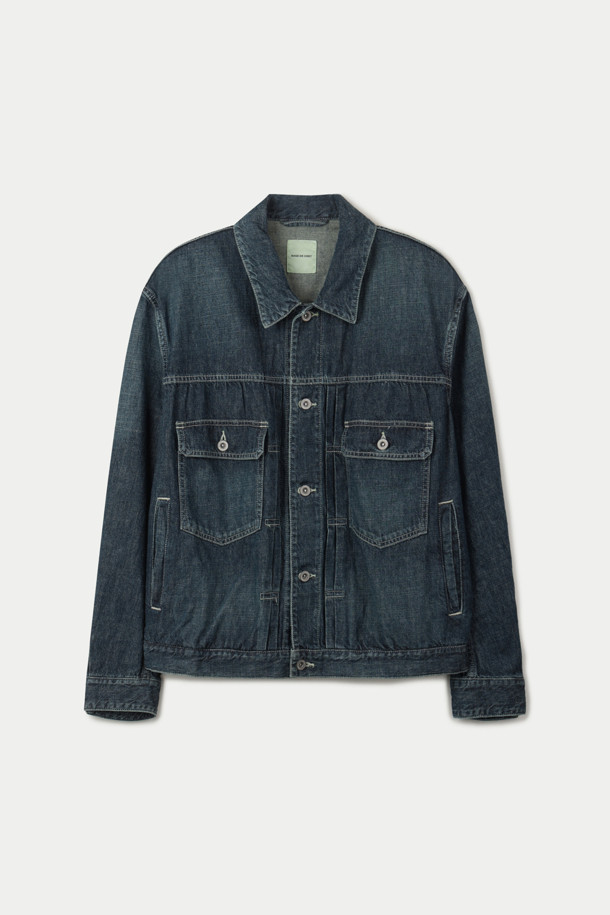 SAGE DE CRET(사쥬 드 크레) 데님 숏 재킷은 남성용으로, 봄, 가을에 착용하기 좋은 캐주얼, 워크웨어 스타일의 데님 재킷입니다. 네이비 컬러의 무지 디자인이며, 면과 린넨 혼방 소재로 제작되어 부드러운 촉감을 선사합니다. 숏 기장에 오버핏으로 편안한 착용감을 제공하며, 트러커 코트 스타일의 버튼 여밈 방식과 워싱 가공, 플리츠 디테일, 프론트 포켓이 특징입니다. 데이트룩, 쇼핑룩에 어울리는 미니멀한 디자인의 재킷입니다.
