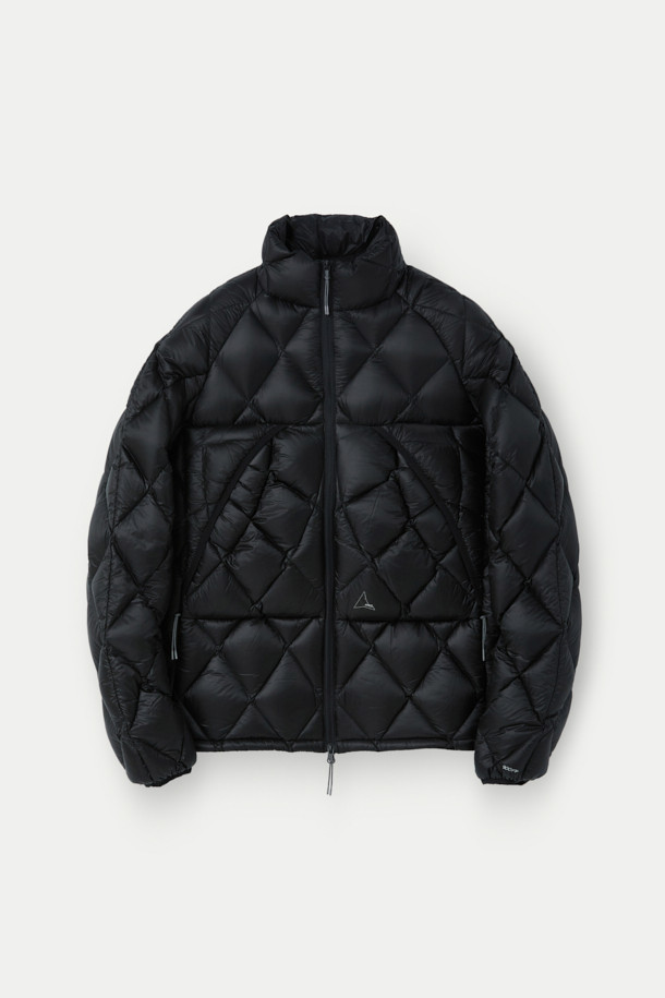 ROA NUNA (누나) 800 필파워 후디드 다운 재킷은 아웃도어 활동과 일상생활 모두에 적합한 공용 다운 재킷입니다. 800 필파워 다운 충전재와 립스탑 나일론 원단으로 제작되어 뛰어난 보온성과 가벼운 착용감을 제공하며, 방수 기능을 갖춰 변덕스러운 날씨에도 쾌적함을 유지합니다. 슬림핏 디자인에 크롭 기장으로 활동성을 높였으며, 미니멀하고 스포티한 스타일을 연출합니다. 양방향 리버스 지퍼, 대형 전면 포켓, 엄지 구멍, 조절 가능한 밑단, 내장 후드 등의 디테일은 실용성을 더하며, 겨울철 데일리룩과 여행룩에 활용하기 좋습니다.
