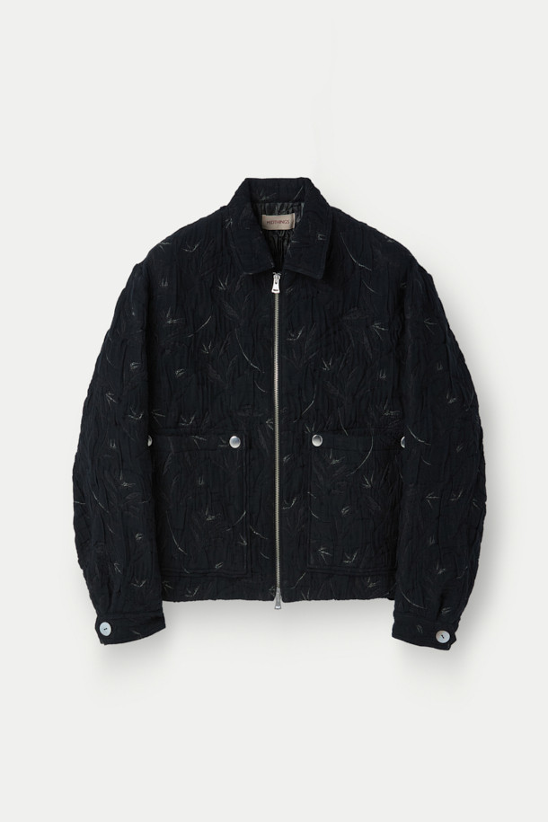 MIDTHINGS(미드띵스) 자카드 재킷은 유니크한 스타일을 추구하는 당신을 위한 아이템입니다. 블랙 컬러의 루즈핏 자켓으로, 봄, 가을에 어울리는 두꺼운 두께감과 부드러운 촉감이 특징입니다. 플라워 자카드 무늬가 돋보이며, 3중 구조 자카드 소재와 볼륨감 있는 실루엣이 세련된 룩을 연출합니다. 지퍼 여밈 방식과 이중 구조 프론트 포켓, 사이드 도트 버튼, WALDES(왈데스) 지퍼, 조개 버튼 장식 등의 디테일이 돋보이며, 모임룩이나 데이트룩과 같은 TPO(Time, Place, Occasion)에 클래식하고 시크하게 연출하기 좋습니다. 크롭 기장의 긴소매 자켓으로 다양한 스타일링에 활용해보세요.
