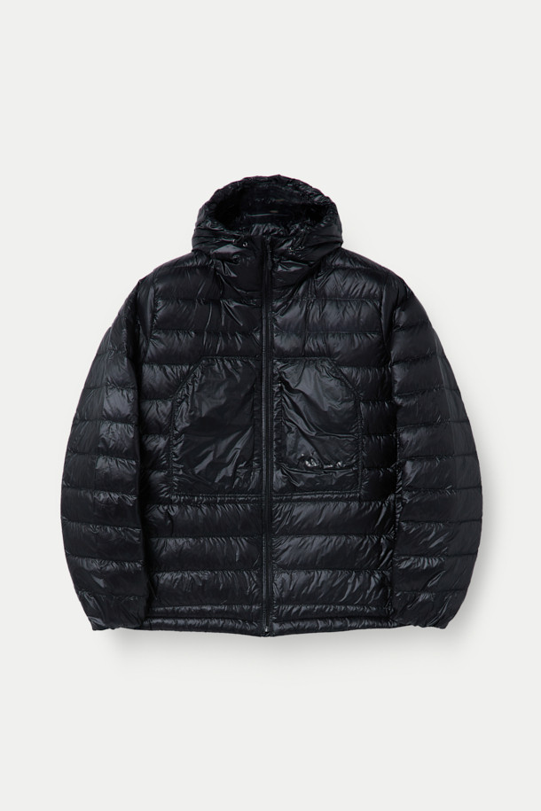 NANGA(낭가) 울티라이트 다운 파카 패커블은 겨울철 아웃도어 활동과 여행에 적합한 남녀 공용 다운 파카입니다. 슬림핏으로 제작되었으며, 블랙 색상에 무지 패턴으로 어떤 스타일에도 잘 어울립니다. 보온성이 뛰어나고 경량 소재를 사용하여 휴대성이 용이하며, 패커블 기능으로 간편하게 보관할 수 있습니다. 퀼팅 디테일과 후드가 디자인되어 스포티하면서도 캐주얼한 매력을 더하며, 리사이클 소재를 사용하여 환경까지 생각했습니다. 여행룩, 캠핑룩, 등산룩 등 다양한 TPO에 활용 가능하며, 미니멀한 스타일을 연출하기 좋습니다.
