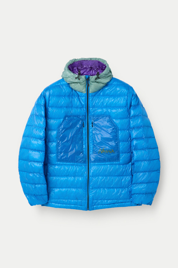 NANGA (난가) 울티라이트 다운 파카 패커블은 겨울철 아웃도어 활동과 여행에 적합한 다운 파카입니다. 블루와 퍼플 두 가지 색상으로 제공되며, 스포티하고 캐주얼한 스타일을 연출합니다. 가볍고 휴대성이 뛰어난 패커블 타입으로, 퀼팅 디테일과 부드러운 촉감이 특징입니다. 레귤러핏에 긴 소매 기장, 집업 여밈 방식으로 제작되었으며, 보온 기능과 안감 다운으로 추운 날씨에도 따뜻함을 유지해 줍니다. 여행룩과 캠핑룩, 미니멀한 스타일을 즐기는 분들께 추천합니다.
