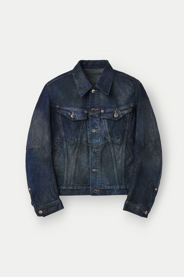 NVRFRGT(엔브이에프알지티) 3D 트러커 재킷은 남성용 아우터로, 봄, 가을에 착용하기 좋은 두꺼운 데님 소재의 트러커 자켓입니다. 인디고 컬러의 무지 디자인에 14oz 불규칙 방적사 원단, 곡선형 솔기 라인, 레이싱 웨어 스타일, 다크 페이드 워싱, 래스터 코팅 가공, 클리어 코팅 마감 등의 특징을 더했습니다. 레귤러핏으로 제작되었으며, 버튼 여밈 방식과 크롭 기장으로 캐주얼, 스트릿, 미니멀 스타일 연출에 적합합니다. 데이트룩과 모임룩에 활용하여 개성 있는 스타일을 완성할 수 있습니다.
