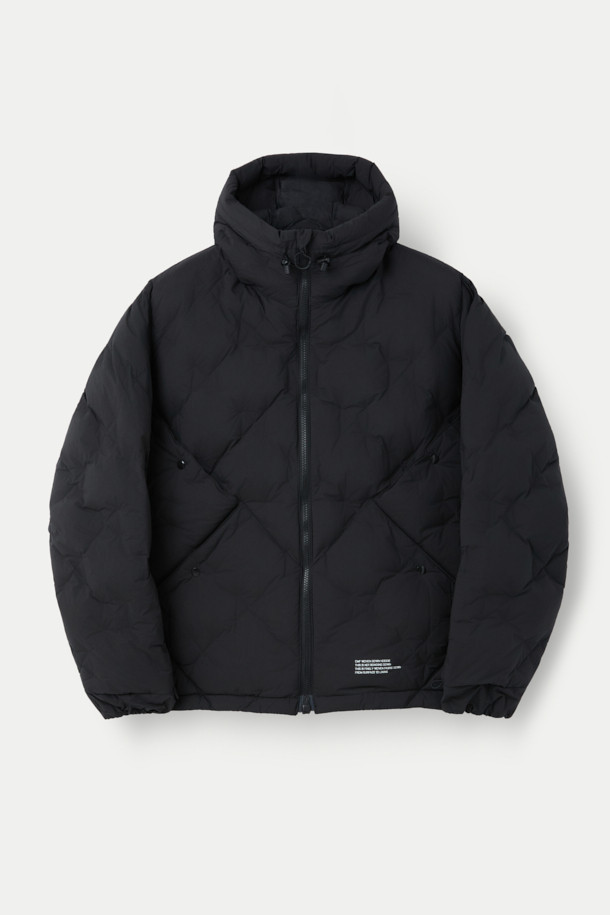 CMF 우븐 다운 후디는 미니멀한 스타일을 추구하는 당신을 위한 겨울철 필수 아이템입니다. 일상과 여행 등 다양한 TPO에 활용 가능하며, X자 구조 직조와 다운팩 없는 구조로 가볍고 편안한 착용감을 선사합니다. 다운 90%, 페더 10% (700FP)의 뛰어난 보온성으로 추운 날씨에도 따뜻함을 유지하며, CMF WOVEN 기술과 다운 본딩 처리로 내구성을 높였습니다. 블랙 컬러의 무지 디자인에 오버핏, 크롭 기장으로 스타일리시함을 더하고, 사선 포켓과 집업 여밈 방식이 실용성을 더합니다.
