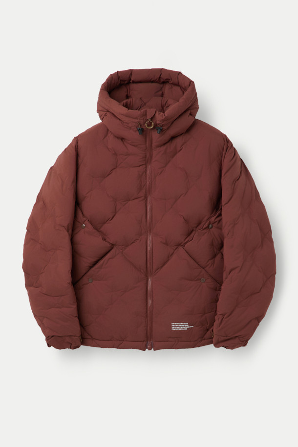 CMF 우븐 다운 후디는 CMF WOVEN 직조 기술을 적용하여 보온성과 내구성을 극대화한 다운 점퍼입니다. 다운 90%, 페더 10% (700FP)의 충전재로 제작되어 가볍고 따뜻하며, 다운 쏠림과 뭉침을 방지하여 쾌적한 착용감을 제공합니다. 오버핏, 크롭 기장으로 트렌디한 스타일을 연출하며, 사선 포켓과 집업 여밈 방식으로 실용성을 더했습니다. 브라운 컬러의 무지 디자인으로, 여행룩, 캠핑룩, 캐주얼, 미니멀, 고프코어 스타일 등 다양한 스타일에 활용하기 좋습니다. 겨울철 데일리 아우터로 추천합니다.
