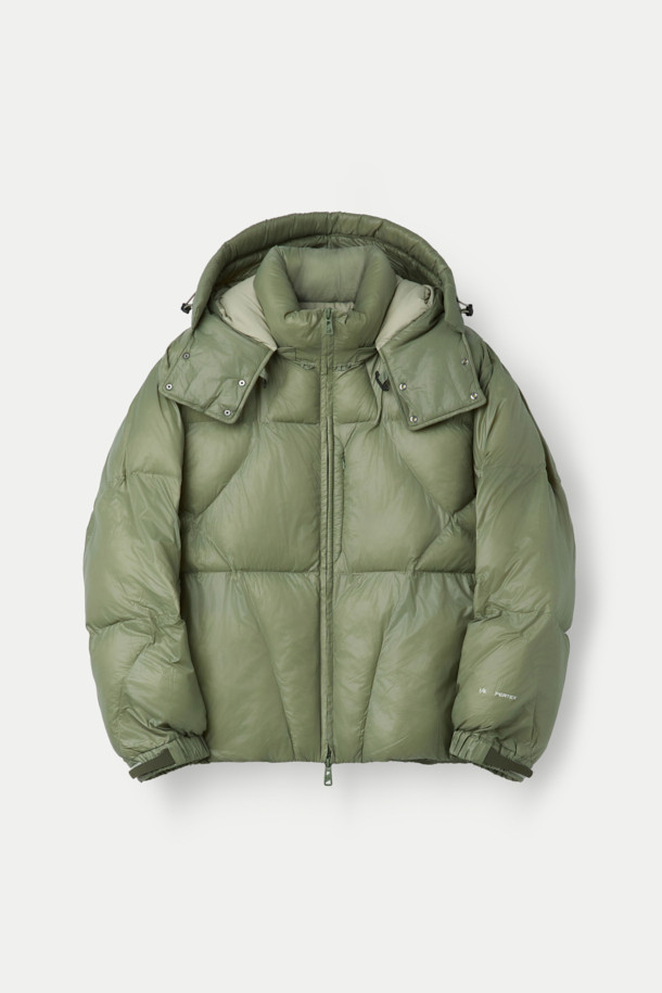 F/CE(에프씨이) 퍼텍스 미니멀 패딩 파카는 남녀 모두 착용 가능한 겨울철 아우터입니다. 카키와 올리브 두 가지 색상으로 출시되었으며, 일상생활과 출근룩에 적합한 미니멀, 클래식, 캐주얼 스타일을 연출할 수 있습니다. PERTEX® QUANTUM 소재, 20데니어 초극세사, 고밀도 직조, PrimaLoft 충전재를 사용하여 가볍고 내구성이 뛰어나며, 뛰어난 보온성을 제공합니다. 집업 방식의 오버핏 크롭 기장으로, 긴 소매 디자인이 특징입니다. 부드러운 촉감과 무지 디자인이 돋보이는 겨울철 필수 아이템입니다.
