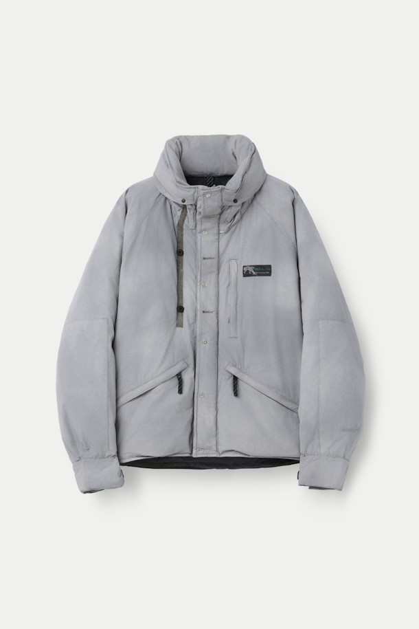 INNAT(인낫) x WILD THINGS(와일드 띵스) 가먼트 다이드 마칼루 다운은 일상과 아웃도어 활동 모두에 적합한 남녀 공용 다운점퍼입니다. 톤 다운된 그레이 컬러와 캐주얼, 아웃도어 스타일을 결합하여 다양한 룩에 활용하기 좋습니다. 면, 나일론 혼방 소재로 제작되었으며, 덕다운 80%, 페더 20% 충전재로 뛰어난 보온성을 제공합니다. 2-WAY 후드, WILD CAT 로고, 게임 포켓 등의 디테일과 피그먼트 염색 가공으로 빈티지한 텍스처를 더했습니다. 스냅버튼 밑단 조절 기능으로 사이즈 조절이 가능하며, 겨울철 여행, 캠핑, 등산 시 따뜻하고 스타일리시하게 연출할 수 있습니다.
