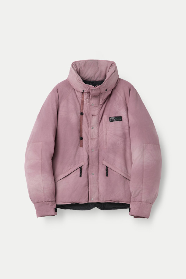 INNAT (이낫) x WILD THINGS (와일드 띵스) 가먼트 다이드 마칼루 다운은 캐주얼과 클래식 스타일을 아우르는 숏패딩입니다. 핑크 컬러의 무지 디자인으로, 겨울철 일상룩과 여행, 캠핑룩에 잘 어울립니다. 오버핏으로 편안한 착용감을 선사하며, 면, 나일론, 덕다운 소재를 사용하여 보온성을 높였습니다. 후드 2-WAY 타입으로 후드 수납이 가능하며, 스냅 버튼으로 길이 조절이 가능합니다. 피그먼트 염색 가공과 빈티지한 텍스처, 브랜드 로고 자수, 게임 포켓 적용이 돋보이는 제품입니다.
