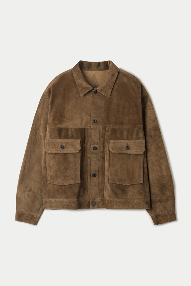 A LEATHER(레더) 스웨이드 트러커 재킷은 클래식하고 우아한 스타일을 연출하는 아우터입니다. 카멜과 블랙 두 가지 색상으로 출시되어, 데이트룩과 모임룩에 잘 어울리는 아이템입니다. 부드러운 촉감의 소가죽 스웨이드 소재로 제작되었으며, 히메지 태닝 및 염색 가죽을 사용하여 자연스러운 에이징을 경험할 수 있습니다. 루즈핏 크롭 기장으로, 미니멀하고 시크한 스타일을 완성하며 레이어드 연출에도 용이합니다. 버튼 여밈 방식의 긴 소매 트러커 재킷으로, 다양한 스타일을 연출해보세요.
