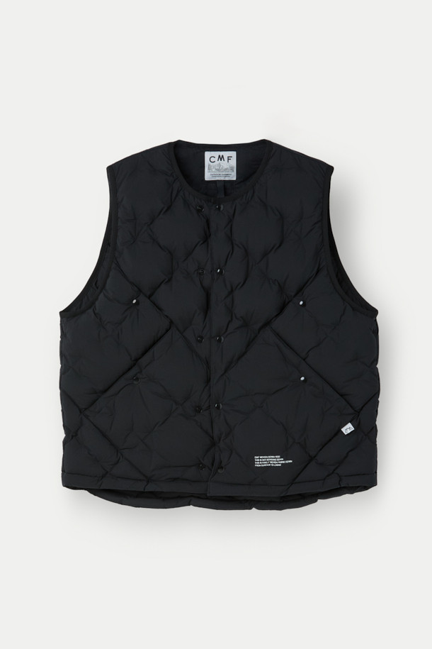CMF 우븐 다운 베스트는 가을, 겨울철 일상과 출퇴근, 여행 시에 활용하기 좋은 다운 베스트입니다. CMF WOVEN 기술을 적용하여 다운팩 없이 다운 90%, 페더 10% (700FP)의 충전재를 다운 본딩 처리하여 보온성과 경량성을 동시에 잡았습니다. 미니멀한 스타일의 무지 디자인에 레귤러핏으로 제작되었으며, 집업 스타일과 크롭 기장, 민소매 디자인이 특징입니다. 블랙 색상으로 출시되어 다양한 룩에 매치하기 용이하며, 사선 포켓이 실용성을 더합니다.
