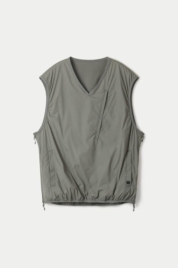 다이와 피어 39 리버시블 필드 베스트는 아웃도어 활동과 일상생활 모두에서 활용 가능한 남성용 베스트입니다. 그레이 컬러의 무지 디자인으로, 봄, 가을에 착용하기 적합하며 밀리터리, 아웃도어 스타일을 연출합니다. 양면 모두 활용 가능한 리버시블 디자인이며, 얇은 두께와 메쉬 안감으로 통기성을 높였습니다. 나일론과 폴리에스터 혼방 소재로 제작되어 내구성이 뛰어나며, 오버핏 실루엣과 브이넥 디자인이 특징입니다. 양쪽 사이드 지퍼와 실용적인 수납공간을 갖춰 여행룩, 캠핑룩, 가을 나들이룩 등 다양한 TPO에 캐주얼, 고프코어, 미니멀 스타일로 활용하기 좋습니다.
