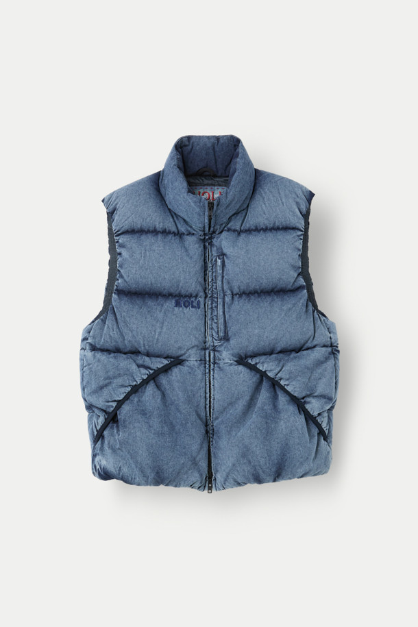 NANGA (난가) 알라야 다운 베스트는 겨울철 보온성을 책임지는 남성용 다운 베스트입니다. 네이비 색상에 무지 디자인으로, 출근룩이나 여행룩 등 다양한 TPO에 활용하기 좋습니다. 180g 리사이클 다운 충전재를 사용하여 가볍지만 뛰어난 보온성을 제공하며, 부드러운 촉감의 폴리에스터 안감으로 편안한 착용감을 선사합니다. 집업 스타일의 레귤러핏으로 미니멀, 클래식, 캐주얼 등 어떤 스타일에도 잘 어울립니다. 일상과 실내외 활동 모두에서 활용 가능한 실용적인 아이템입니다.
