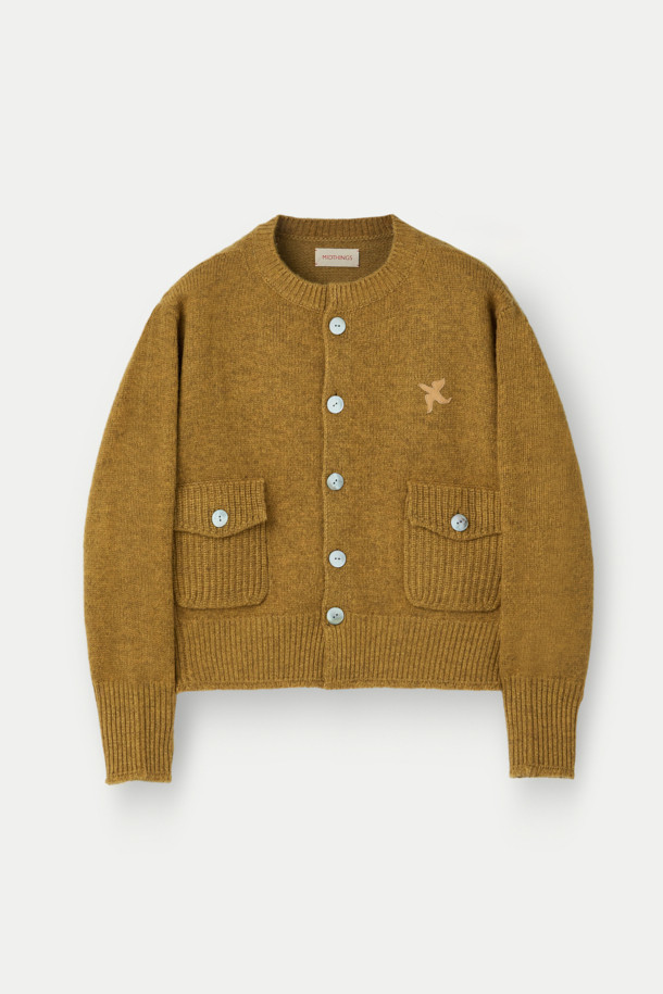 MIDTHINGS(미드띵스) 버드 패치 가디건은 가을, 겨울 시즌에 어울리는 여성 상의 니트/스웨터입니다. 머스타드와 브라운 두 가지 색상으로 만나볼 수 있으며, 캐주얼하고 베이직한 스타일을 연출합니다. 울과 코튼 혼방 소재로 제작되어 따뜻하고 포근하며, 루즈핏과 크롭 기장으로 편안한 착용감을 선사합니다. 엄지 홀 디테일과 볼륨감 있는 소매, 천연 조개 버튼, 패치 디자인이 돋보이며, 데이트룩, 모임룩, 캐주얼, 클래식, 미니멀 스타일 모두 소화 가능합니다.
