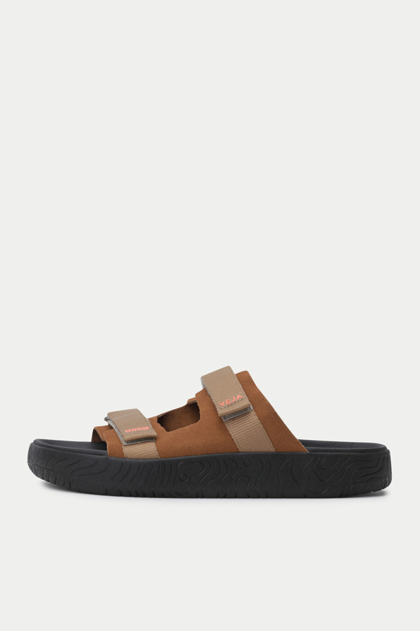 HOMECORE X VEJA 샌들은 브라운과 블랙 두 가지 색상으로 출시된 남성용 샌들입니다. 오픈토 디자인과 스트랩 여밈으로 편안하면서도 세련된 스타일을 연출합니다. 스웨이드, 고무, 가죽, 폴리에스테르 등 지속 가능한 소재를 사용하여 제작되었으며, 가죽 안감으로 부드러운 착용감을 선사합니다. 플랫 굽과 심플한 디자인은 휴가룩, 리조트룩, 여행룩 등 다양한 TPO에 활용하기 좋습니다. 발의 형태를 자연스럽게 따라가는 디자인과 스트랩으로 사이즈 조절이 가능하며, 미니멀, 캐주얼, 리조트 스타일을 즐기는 남성에게 완벽한 선택입니다.
