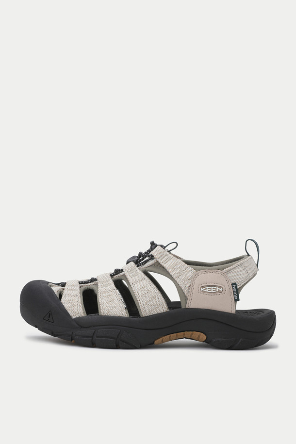 킨 X 그래미치 뉴포트 레트로 남성 샌들은 일상 및 아웃도어 활동에 적합한 여름 신발입니다. 라운드 앞코 디자인에 폴리에스터, 고무, 소가죽을 사용하여 제작되었으며, 통기성이 뛰어난 안감으로 쾌적한 착용감을 제공합니다. LWG 인증을 받은 친환경 천연 소가죽과 ANTI-ODOR 안감으로 냄새를 효과적으로 제거하며, 전방위 접지 강화 고무 밑창과 TOE-CAP 기술이 발을 보호합니다. 여행, 휴가, 산책 시 캐주얼, 고프코어, 미니멀 스타일을 연출하기 좋습니다. 향균 기능과 우수한 접지력으로 편안하고 활동적인 여름을 즐겨보세요.
