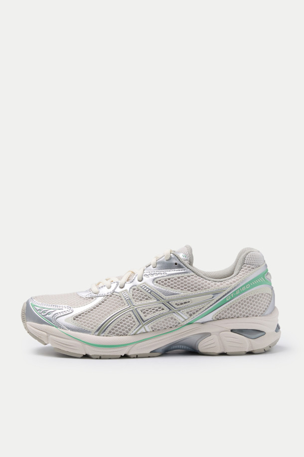 아식스 GT-2160은 남성용 운동화로, 러닝과 일상생활 모두에 적합한 디자인입니다. 화이트, 그레이, 민트 세 가지 색상으로 출시되어 다양한 스타일 연출이 가능하며, 라운드 앞코 디자인으로 편안한 착용감을 제공합니다. 인조가죽, 합성섬유, 고무, EVA 소재를 사용하여 내구성과 쿠셔닝을 동시에 갖췄으며, 끈으로 조절하는 방식입니다. 캐주얼, 미니멀, 스포티한 러닝룩에 잘 어울리는 사계절용 신발입니다.
