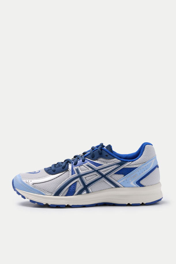 ASICS JOG 100S (아식스 조그 100S)는 남성용 신발로, 러닝과 일상생활 모두에 적합합니다. 블루, 네이비, 그레이 등 세 가지 색상으로 출시되었으며, 봄, 여름, 가을 계절에 착용하기 좋습니다. 라운드 앞코에 끈으로 묶는 형태로 제작되었으며, 인조가죽, 메쉬, 고무, EVA 소재를 사용하여 편안함과 내구성을 제공합니다. 플랫 굽에 로고 패턴, 로우탑 디자인으로 스포티, 캐주얼, 미니멀 스타일을 연출할 수 있는 조깅화 겸 운동화입니다.

