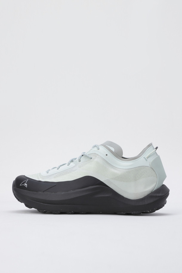 ROA(로아) SELLA(셀라)는 남성용 하이킹 및 일상화로, 화이트와 블랙 두 가지 색상으로 출시되었습니다. 라운드 앞코 디자인에 레이스업 방식으로 편안하게 착용 가능하며, 사계절 내내 활용할 수 있습니다. 나일론과 고무 소재의 무지 디자인으로 제작되었으며, 낮은 굽 높이의 플랫 타입입니다. Vibram(비브람) 아웃솔을 사용하여 접지력이 우수하며, 경량, 방수, 통기성, 친환경 소재 사용 등 다양한 기능성을 갖추었습니다. 산책룩, 여행룩, 등산룩은 물론 캐주얼, 고프코어, 스포티 스타일에도 잘 어울립니다.
