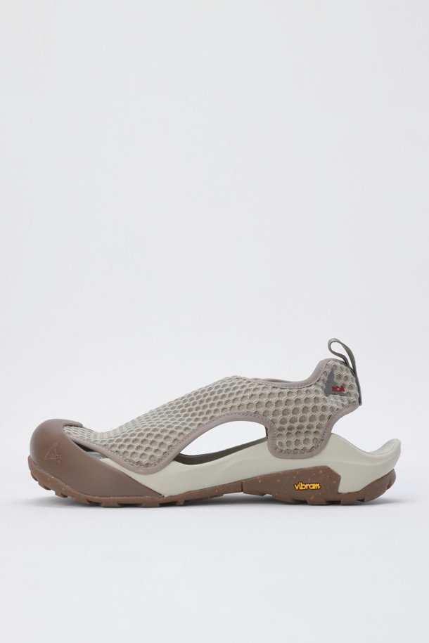 ROA ARPY (로아 아르피)는 남성용 아웃도어 및 일상화로, 시원한 여름철 착용에 적합합니다. 그레이 색상의 무지 디자인으로, 메쉬 소재를 사용하여 통기성을 높였으며, 고무 토캡으로 내구성을 강화했습니다. 벨크로 신발 여밈 방식과 뒷부분 풀러를 장착하여 편안한 착용감을 제공합니다. EVA 미드솔과 Vibram Ecostep 솔은 접지력과 내구성을 높여 활동적인 여름 스타일을 완성합니다. 산책, 여행, 휴가 등 다양한 TPO와 캐주얼, 고프코어, 미니멀 스타일을 즐기는 분들께 추천합니다.
