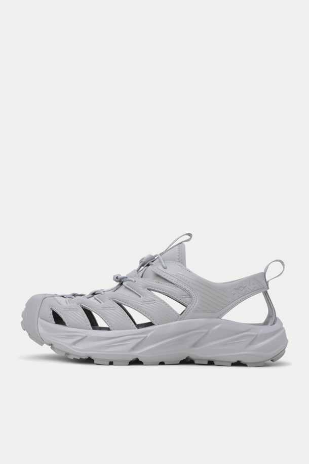 HOKA 호파라 남성 샌들은 하이킹, 러닝, 일상생활에서 모두 활용 가능한 만능 샌들입니다. 그레이 색상의 라운드 앞코 디자인에 4cm 굽 높이의 플랫 샌들로, 네오프렌과 고무 소재를 사용하여 편안함과 내구성을 동시에 잡았습니다. 퀵레이스 방식의 신발 여밈과 무지 패턴으로 깔끔한 스타일을 연출하며, 특히 EVA 미드솔과 4mm 다방향 러그가 적용되어 우수한 쿠셔닝과 뛰어난 그립력을 제공합니다. 방수 기능과 통기성을 갖춰 봄, 여름 시즌 여행룩, 휴가룩, 러닝룩 등 다양한 TPO에 활용 가능하며 캐주얼, 고프코어, 스포티 스타일을 즐기는 남성에게 적합합니다.
