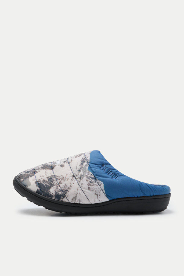 NANGA PARBAT WINTER SANDAL(난가 파르바트 윈터 샌들)은 추운 겨울에도 따뜻하고 스타일리시하게 연출할 수 있는 남성용 샌들입니다. 부드러운 플리스 안감과 4중 구조 쿠션 인솔이 편안한 착용감을 제공하며, 발을 포근하게 감싸줍니다. 나일론, 합성 고무, 플리스 소재로 제작되었으며, 라운드 앞코에 슬립온 디자인으로 편리하게 신고 벗을 수 있습니다. SUBU 콜라보레이션으로 제작되었으며, 이시카와 나오키 사진 프린트가 돋보이는 캐주얼, 미니멀, 고프코어 스타일의 샌들입니다. 집콕룩, 여행룩, 캠핑룩 등 다양한 TPO에 활용할 수 있으며, 블랙, 블루, 화이트 3가지 색상으로 출시되었습니다.
